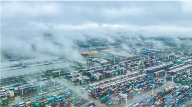 Des conteneurs d'expédition s'empilent dans le port de Zhoushan à Ningbo, dans la province chinoise du Zhejiang (est), le 19 avril 2023. (STR/AFP via Getty Images)