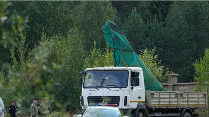 Un camion transporte une partie d'un jet privé qui s'est écrasé près du village de Kuzhenkino, en Russie, le 25 août 2023. (AP Photo/Alexander Zemlianichenko)