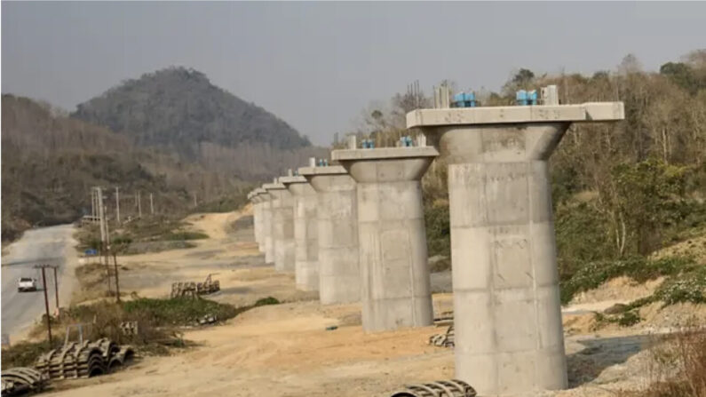 Une partie de la première ligne ferroviaire reliant la Chine au Laos, un élément clé du projet "Ceinture et Route" de Pékin à travers le Mékong, à Luang Prabang, au Laos, le 8 février 2020. (Aidan Jones/AFP via Getty Images)