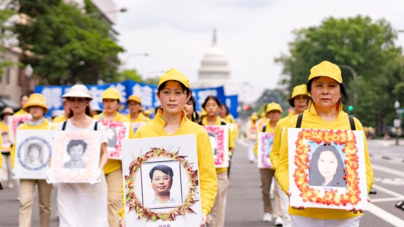 Des pratiquants de Falun Gong participent à un défilé marquant le 24e anniversaire de la persécution de cette discipline spirituelle par le Parti communiste chinois à Washington, le 20 juillet 2023. (Samira Bouaou/Epoch Times) 