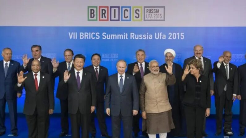 Les dirigeants des BRICS et de l'Organisation de coopération de Shanghai (OCS) lors des sommets BRICS/OCS à Oufa, en Russie, le 10 juillet 2015. (Alexander Vilf/Ria Novosti via Getty Images)