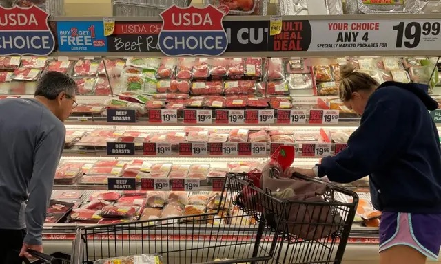 Des consommateurs achètent de la viande dans un supermarché d'Annapolis (Maryland) le 16 mai 2022. (Jim Watson/AFP/Getty Images)