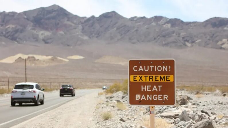 Un panneau signale une chaleur excessive sur l'autoroute 190 des États-Unis lors d'une vague de chaleur dans le parc national de la Vallée de la mort, en Californie, le 16 juillet 2023. (RONDA CHURCHILL/AFP via Getty Images)