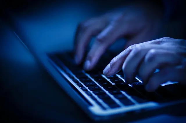 Des mains tapent sur un clavier d'ordinateur (Thomas Trutschel/Photothek via Getty Images)