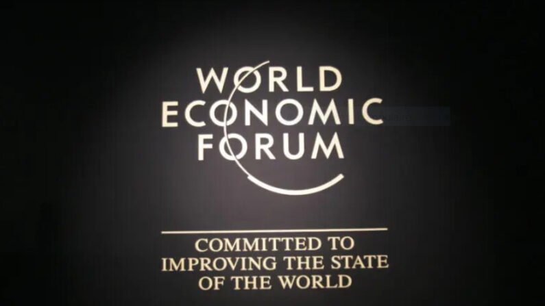 Logo du Forum économique mondial au Centre des congrès de Davos, le 24 janvier 2007. (Joel Saget/AFP via Getty Images)