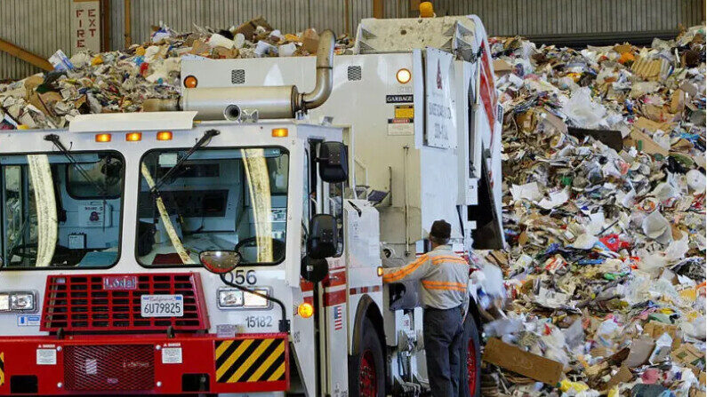 Un camion dépose des déchets recyclables au centre de recyclage de Norcal Waste à San Francisco, le 11 juillet 2003. (Justin Sullivan/Getty Images)