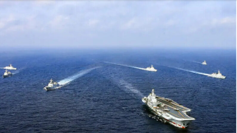 Le porte-avions Liaoning entouré d'autres navires de guerre chinois lors des exercices navals tenus en avril 2018. (AFP via Getty Images)