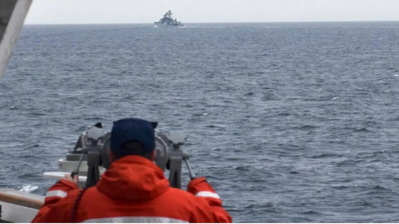 Un membre d'équipage d’une vedette des gardes-côtes observe un navire dans la mer de Béring, le 19 septembre 2022. (US Coast Guard)