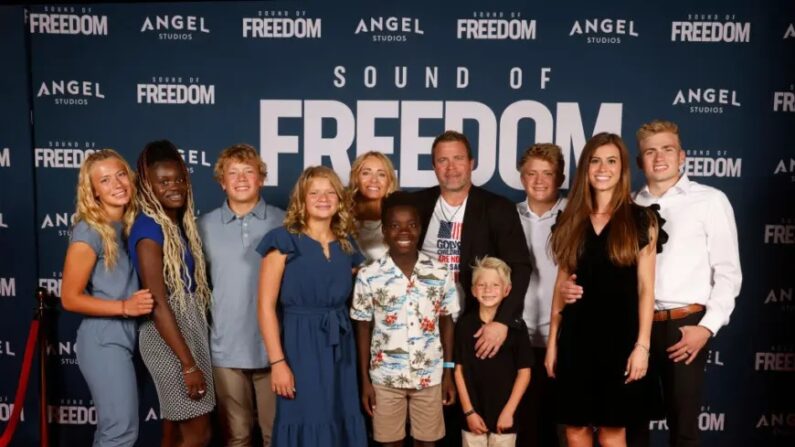 Tim Ballard pose avec ses amis et sa famille lors de la première de "Sound of Freedom" à Vineyard, Utah, le 28 juin 2023. (Fred Hayes/Getty Images pour Angel Studios)