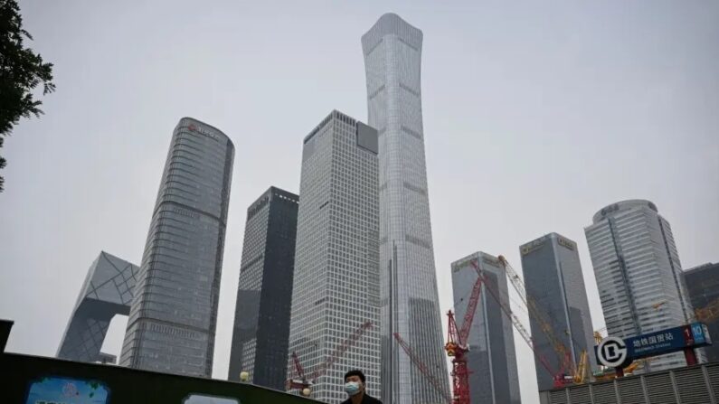 Un homme passe devant le quartier central des affaires à Pékin le 31 mai 2023. (Jade Gao/AFP via Getty Images)