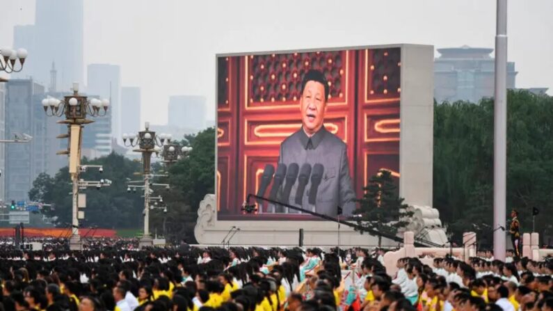 Le dirigeant chinois Xi Jinping (à l'écran) prononce un discours lors des célébrations du 100e anniversaire de la fondation du Parti communiste chinois sur la place Tiananmen à Pékin, le 1er juillet 2021. (Wang Zhao/AFP via Getty Images)