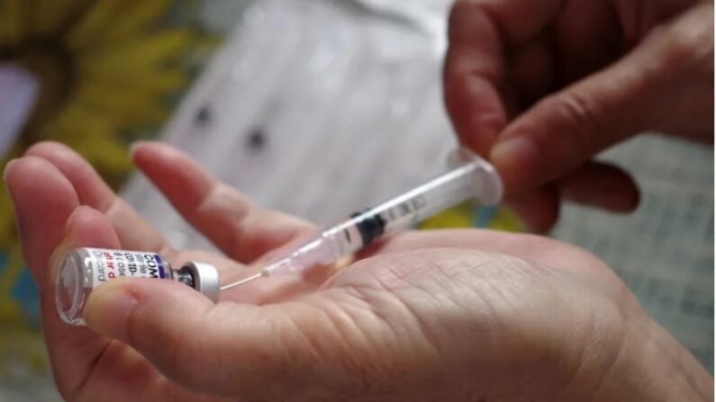 Un professionnel de santé prépare un vaccin Covid-19 de Pfizer dans une photo d'archive. (Bay Ismoyo/AFP via Getty Images)