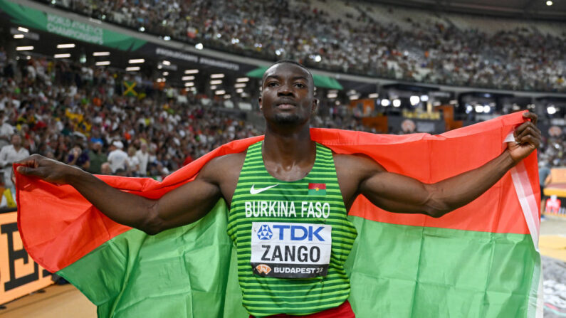 Le médaillé d'or Hugues Fabrice Zango de l'équipe du Burkina Faso remporte la finale du triple saut masculin lors de la troisième journée des Championnats du monde d'athlétisme Budapest 2023 au Centre national d'athlétisme le 21 août 2023 à Budapest, en Hongrie. (Photo : David Ramos/Getty Images)