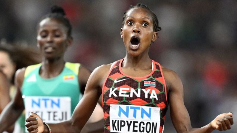 Faith Kipyegon du Kenya célèbre sa victoire dans la finale du 1500m féminin lors des Championnats du monde d'athlétisme au Centre national d'athlétisme de Budapest, le 22 août 2023. (Photo : JEWEL SAMAD/AFP via Getty Images)