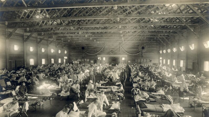 Hôpital d'urgence pendant l'épidémie de grippe, Camp Funston, Kansas. Archives historiques d'Otis, Musée national de la santé et de la médecine. (Domaine public)