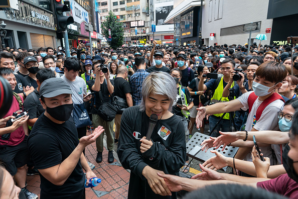 Tommy Yuen Man-on, chanteur et partisan déclaré du mouvement, encourage les manifestants dans la zone de Causeway Bay le 31 août 2019 à Hong Kong. (Photo Billy H.C. Kwok/Getty Images)