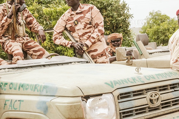 Des soldats tchadiens avec leurs armes et véhicules confisqués au quartier général de l'armée tchadienne à N'Djamena en mai 2021. (Photo DJIMET WICHE/AFP via Getty Images)