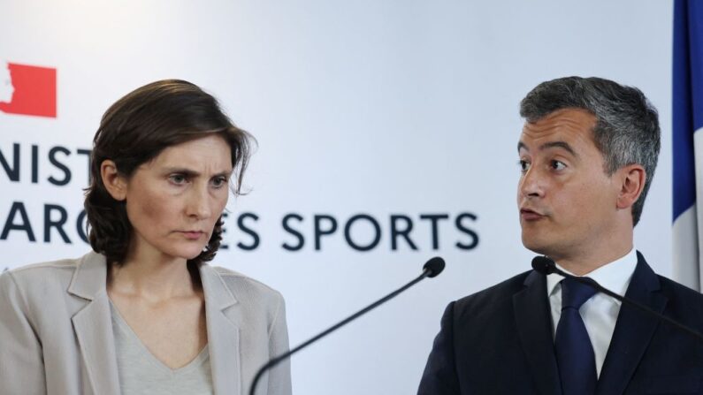 La ministre des Sports des Jeux Olympiques et paralympiques, Amélie Oudea-Castera (à g.), se tient à côté du ministre de l'Intérieur Gérald Darmanin. (Photo THOMAS COEX/AFP via Getty Images)