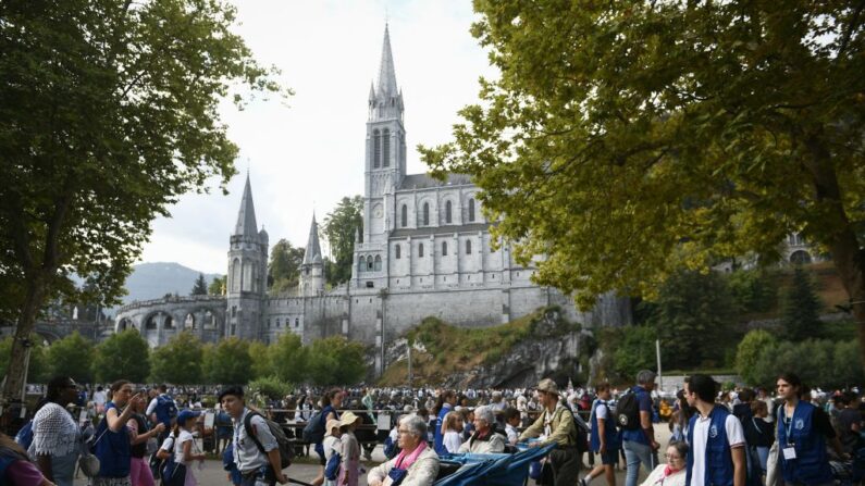 Des pèlerins se rassemblent pour assister à une messe commémorant l'Assomption de la Vierge Marie à Lourdes, dans le sud-ouest de la France le 15 août 2022. (Photo VALENTINE CHAPUIS/AFP via Getty Images)