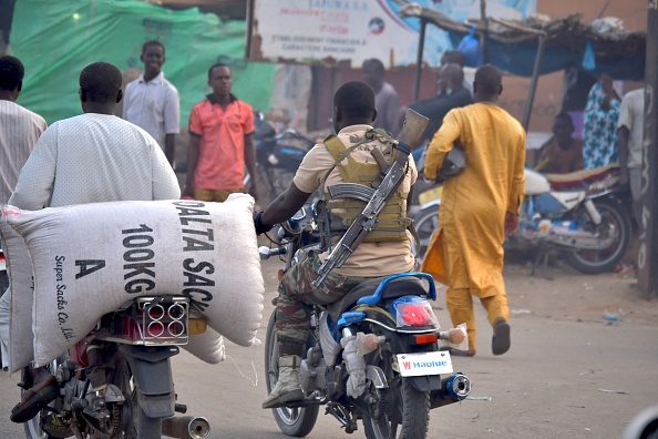 Un soldat nigérien circule à moto dans une rue de Maradi, près de la frontière avec le Nigeria, le 2 novembre 2022. (Photo AFP via Getty Images)