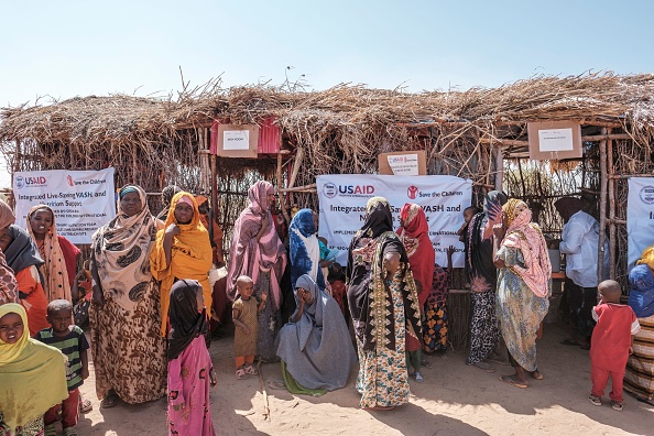 Des personnes devant une clinique mobile installée par l'ONG Save The Children dans le village d'Antalale, en Éthiopie, le 13 janvier 2023. (Photo EDUARDO SOTERAS/AFP via Getty Images)