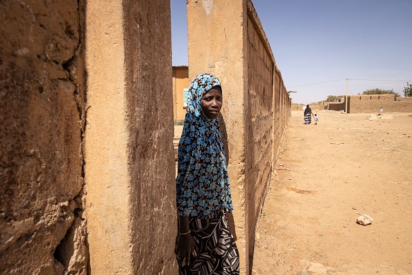 Une jeune fille à l'entrée de l'école Sakoira dans la région de Tillaberi au Niger, le 25 janvier 2023. (Photo OLYMPIA DE MAISMONT/AFP via Getty Images)