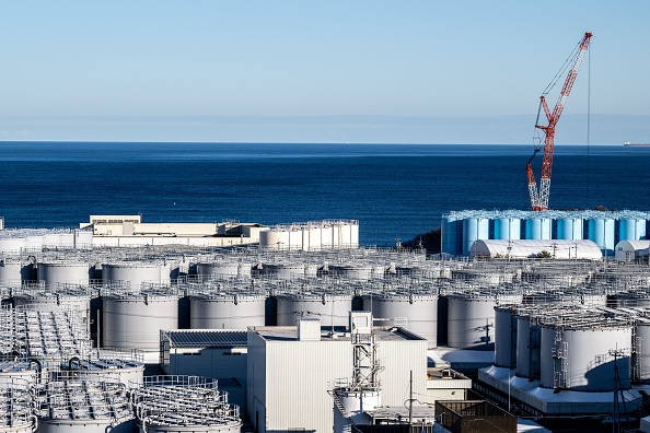 Les réservoirs de stockage de l'eau contaminée à la centrale nucléaire Fukushima Daiichi de Tokyo Electric Power Company (TEPCO), à Okuma, le 20 janvier 2023. (Photo PHILIP FONG/AFP via Getty Images)