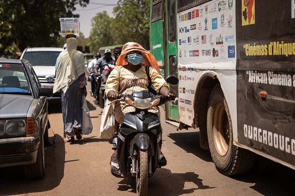 Une femme conduit une moto à Ouagadougou, le 2 mars 2023. (Photo OLYMPIA DE MAISMONT/AFP via Getty Images)