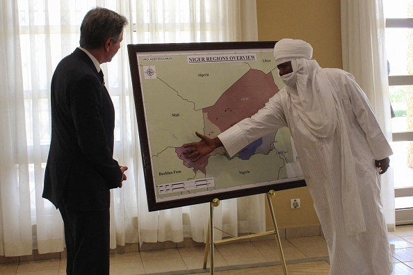 Un fonctionnaire nigérien explique au secrétaire d'État américain Antony Blinken (à g.) le contexte de la crise djihadiste au Niger, le 16 mars 2023. (Photo BOUREIMA HAMA/POOL/AFP via Getty Images)