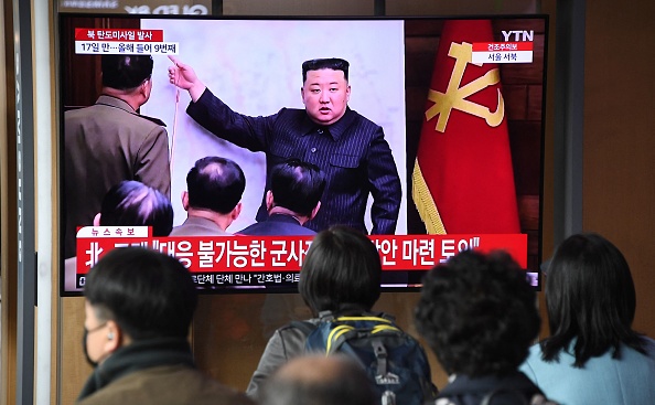 Un bulletin d'information contenant des images du dirigeant nord-coréen Kim Jong Un en avril 2023. (Photo JUNG YEON-JE/AFP via Getty Images)