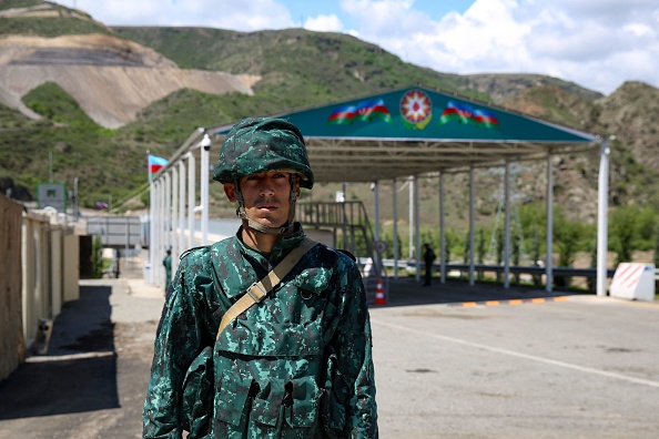 Un poste de contrôle azerbaïdjanais installé à l'entrée du corridor de Lachine. (Photo TOFIK BABAYEV/AFP via Getty Images)
