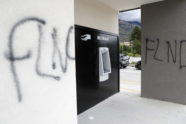 Des tags FLNC sur la façade d'une agence bancaire de la Société Générale, en Corse le 17 mai 2023. (Photo PASCAL POCHARD-CASABIANCA/AFP via Getty Images)