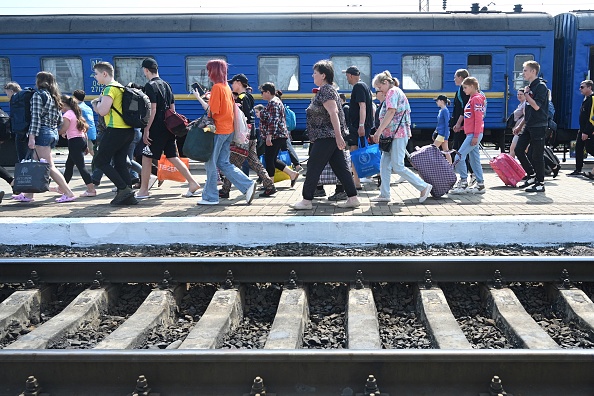 Des personnes évacuées de Zaporizhzhia à la gare de Lviv, le 25 mai 2023. Illustration. (Photo YURIY DYACHYSHYN/AFP via Getty Images)