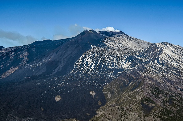 Vue des cratères du sommet de l'Etna en mars 2021. Illustration. (Photo Fabrizio Villa/Getty Images)