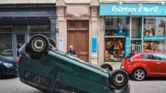 Lyon: elle reçoit une contravention pour sa voiture renversée sur le toit pendant les émeutes