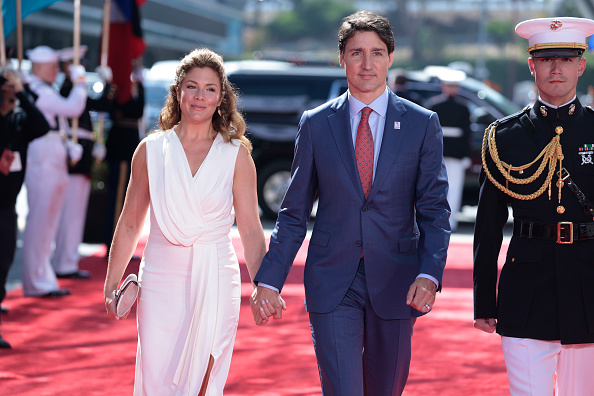 Le Premier ministre canadien Justin Trudeau arrive avec son épouse Sophie Grégoire Trudeau au Microsoft Theater pour les cérémonies d'ouverture du IXe Sommet des Amériques, le 8 juin 2022 à Los Angeles, en Californie. (Photo Anna Moneymaker/Getty Images)