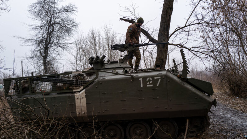 Illustration. Un soldat prépare son véhicule près des lignes de front de Bakhmut avec la Russie le 22 janvier 2023 à Chasov Yar, Ukraine. (Photo Spencer Platt/Getty Images)