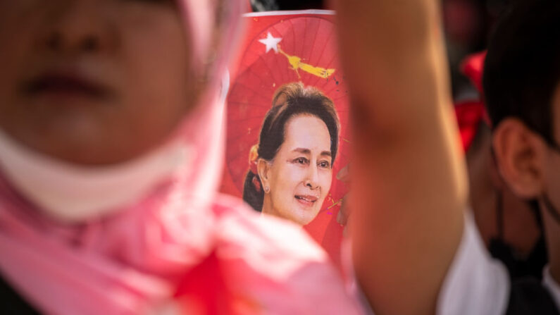 Un portrait d'Aung San Suu Kyi lors de la manifestation contre la junte du Myanmar devant le bâtiment des Nations Unies le 1er février 2023 à Bangkok, en Thaïlande. (Photo Sirachai Arunrugstichai/Getty Images)