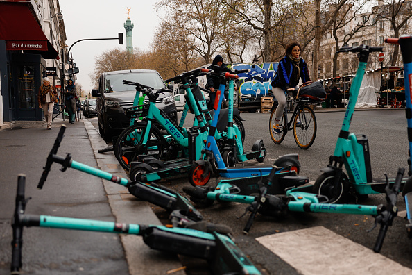 Les 15.000 trottinettes électriques en libre-service vont disparaître des rues de Paris avant le 1er septembre 2023. (Ameer Alhalbi/Getty Images)