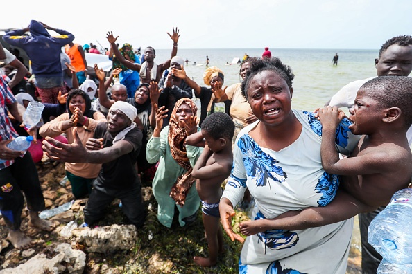 Des migrants africains ont demandé à être sauvés d'une zone désertique entre la Libye et la Tunisie le 26 juillet 2023. (Photo MAHMUD TURKIA/AFP via Getty Images)