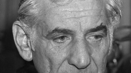 Un nez protubérant pour incarner le compositeur Bernstein, d’origine juive, crée la polémique