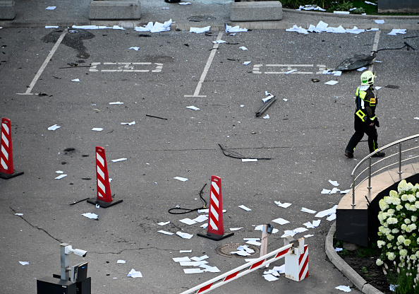 À l'extérieur d'un immeuble endommagé du Centre d'affaires international de Moscou à la suite d'une attaque de drone signalée à Moscou le 30 juillet 2023. (Photo ALEXANDER NEMENOV/AFP via Getty Images)