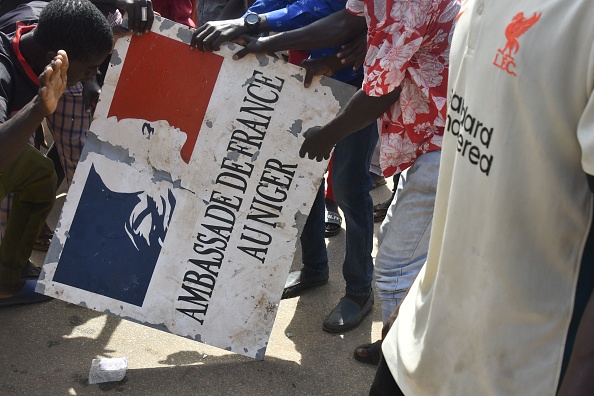 Un rassemblement de soutien à la junte nigérienne à Niamey devant l'ambassade de France, le 30 juillet 2023. (Photo AFP via Getty Images)