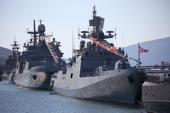 Les navires de guerre de la flotte russe de la mer Noire dans la ville portuaire de Novorossïisk, le 30 juillet 2023. (Photo STRINGER/AFP via Getty Images)