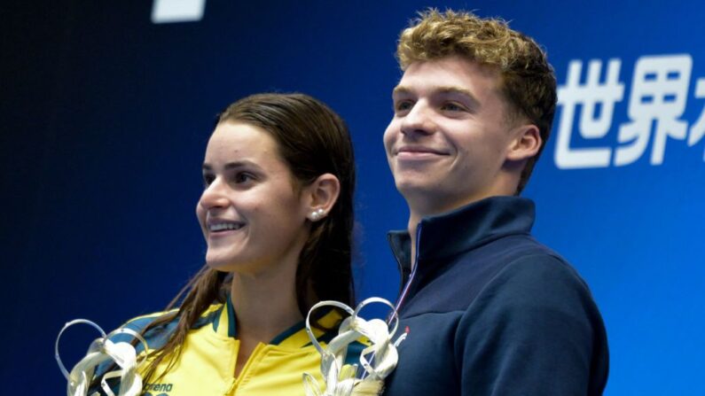 L'Australienne Kaylee McKeown et Léon Marchand posent après avoir reçu les prix de la meilleure nageuse et du meilleur nageur, le 30 juillet 2023. (Photo: FRANCOIS-XAVIER MARIT/AFP via Getty Images)