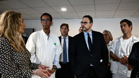 Covid-19 : le ministre de la Santé Aurélien Rousseau n’exclut pas de rendre à nouveau le port du masque obligatoire