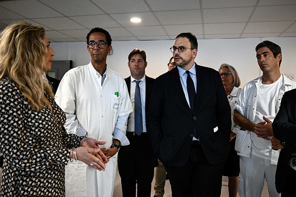 Le ministre de la Santé, Aurélien Rousseau (2e à dr.), écoute la directrice de l'hôpital, Corinne Mothes (à g.), à l'hôpital Jean Leclaire à Sarlat, le 31 juillet 2023. (Photo PHILIPPE LOPEZ/AFP via Getty Images)