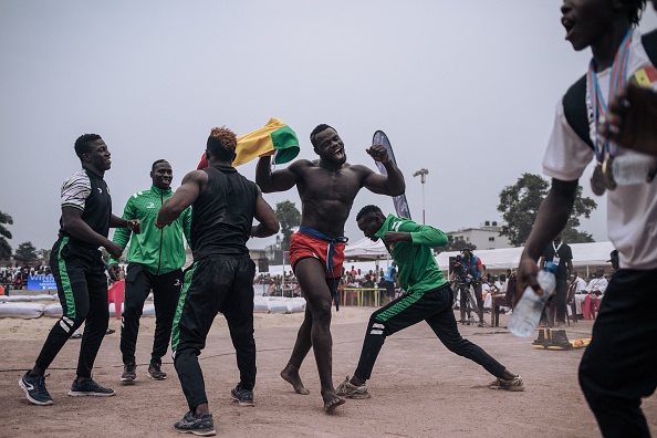 Le Sénégalais Modou Faye (3e à dr.) à la finale masculine de lutte traditionnelle africaine lors des 9e Jeux de la Francophonie à Kinshasa, le 5 août 2023. (Photo ALEXIS HUGUET/AFP via Getty Images)