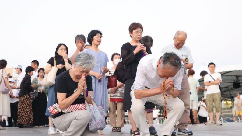 Des visiteurs se rendent au cénotaphe des victimes de la bombe atomique dans le parc du mémorial de la paix à Hiroshima, le 6 août 2023. (Photo STR/JIJI Press/AFP via Getty Images)