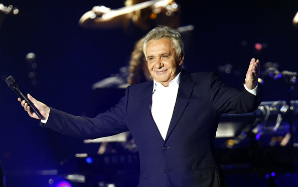 Michel Sardou, au Palais Omnisport de Bercy, à Paris le 12 décembre 2012. (PIERRE VERDY/AFP via Getty Images)